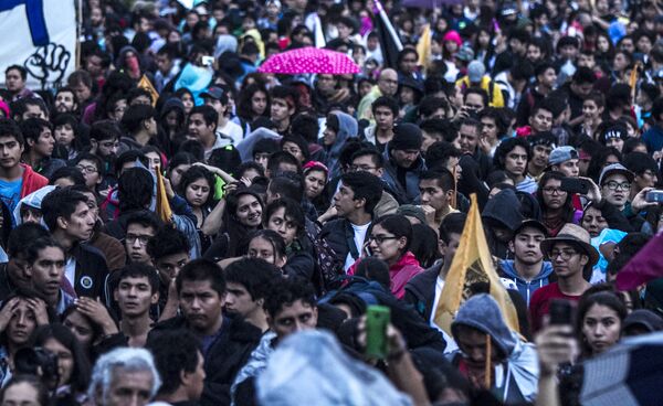 Estudiantes en la plancha del Zócalo durante la Marcha del Silencio 2018 en la Ciudad de México. Estudiantes en la plancha del Zócalo durante la Marcha del Silencio 2018 en la Ciudad de México. - Sputnik Mundo