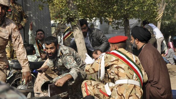 Militares iraníes tras el atentado en Ahvaz durante el desfile militar - Sputnik Mundo