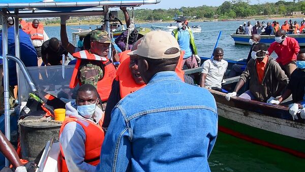 Operación de rescate en el lago Victoria en Tarzania tras el naufragio - Sputnik Mundo