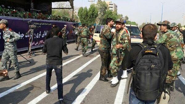 Militares iraníes tras el atentado en Ahvaz durante el desfile militar - Sputnik Mundo