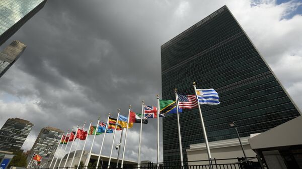 Banderas de los Estados Miembros de las Naciones Unidas frente de la sede de la ONU - Sputnik Mundo