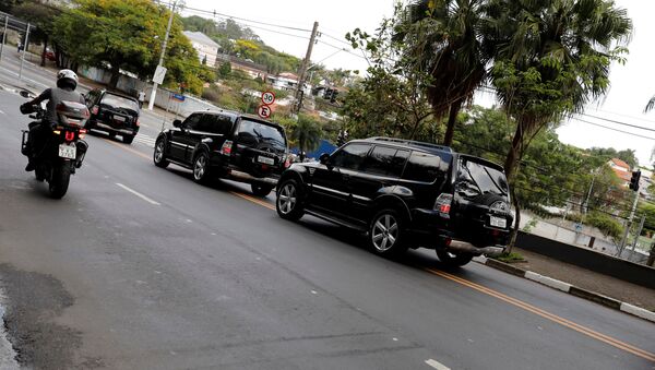 Un convoy de autos con el candidato presidencial de Brasil, Jair Bolsonaro, abandona el hospital Albert Einstein - Sputnik Mundo