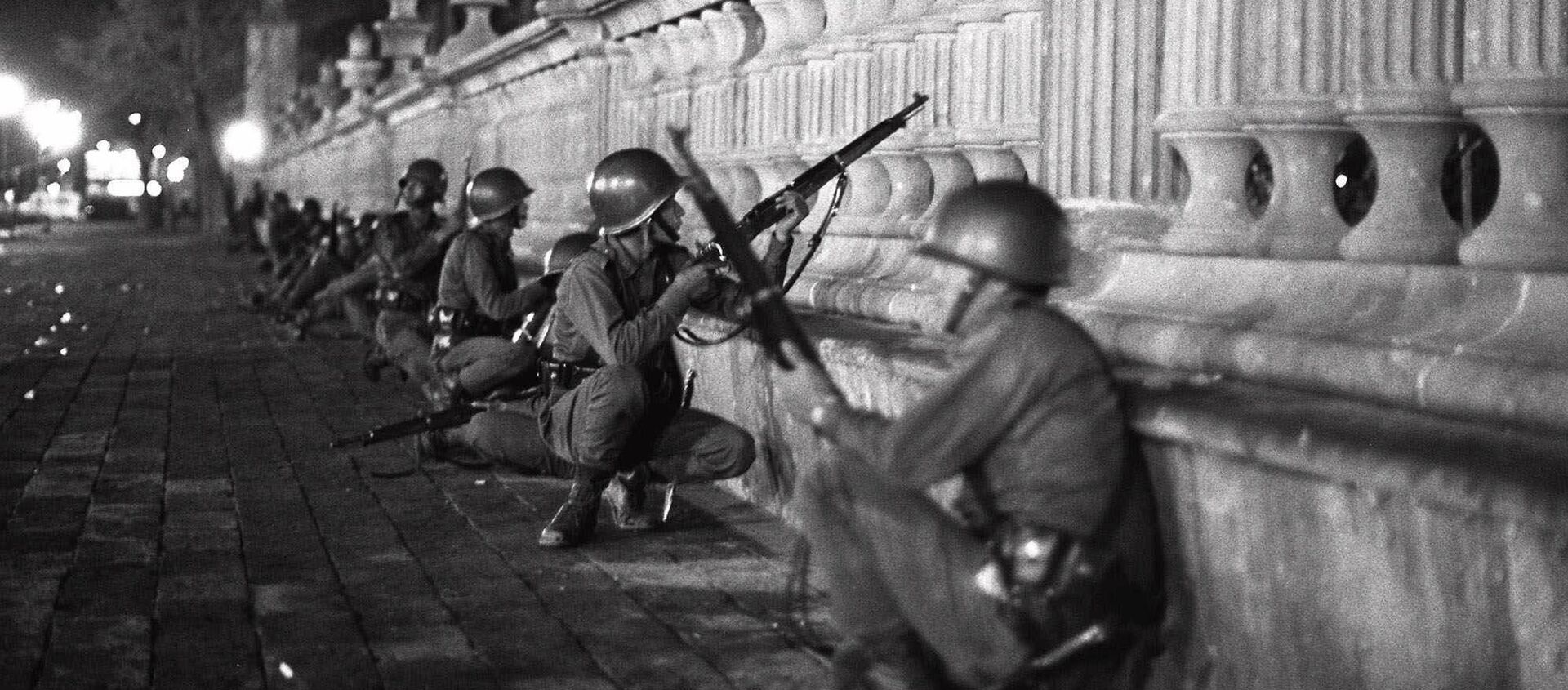 Soldados del Ejército mexicano en la región de la plaza de las Tres Culturas la noche del 2 de octubre de 1968 - Sputnik Mundo, 1920, 01.10.2018