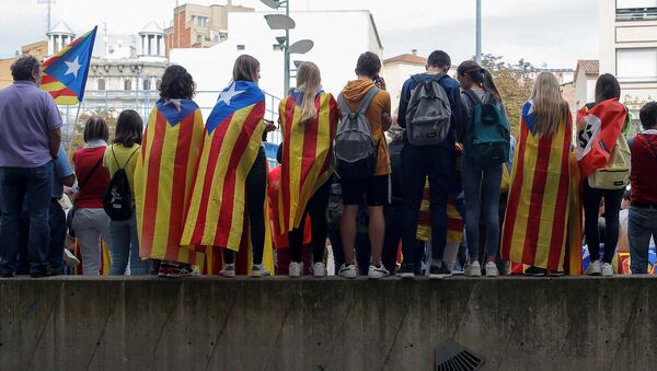 Las personas usan la bandera independista de Cataluña en una protesta (archivo) - Sputnik Mundo