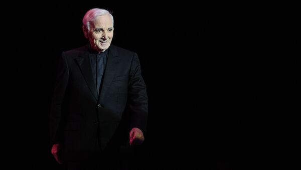 Charles Aznavour, el famoso cantante francés - Sputnik Mundo