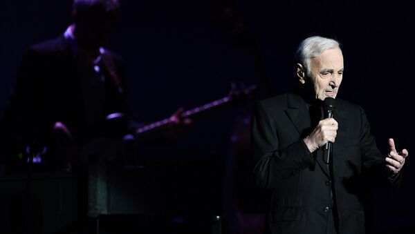 Charles Aznavour, cantante francés - Sputnik Mundo