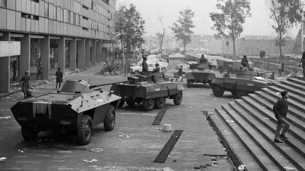 Vehículos blindados en la Plaza Tlatelolco, Ciudad de México, el 3 de octubre de 1968 - Sputnik Mundo