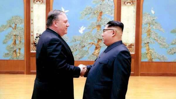 Mike Pompeo, secretario de Estado de EEUU, y Kim Jong-un, líder norcoreano - Sputnik Mundo