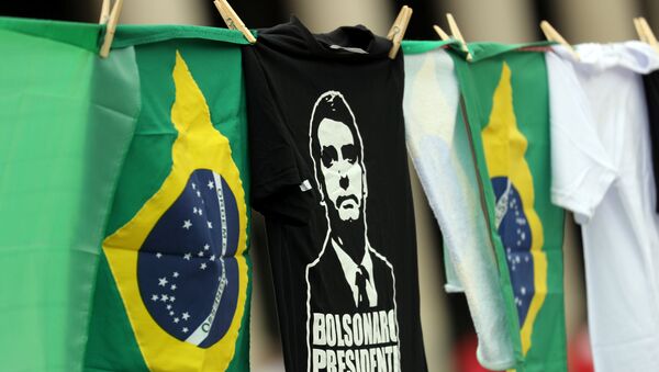 Las banderas de Brasil y camisetas con la imagen del candidato presidencial, Jair Bolsonaro - Sputnik Mundo
