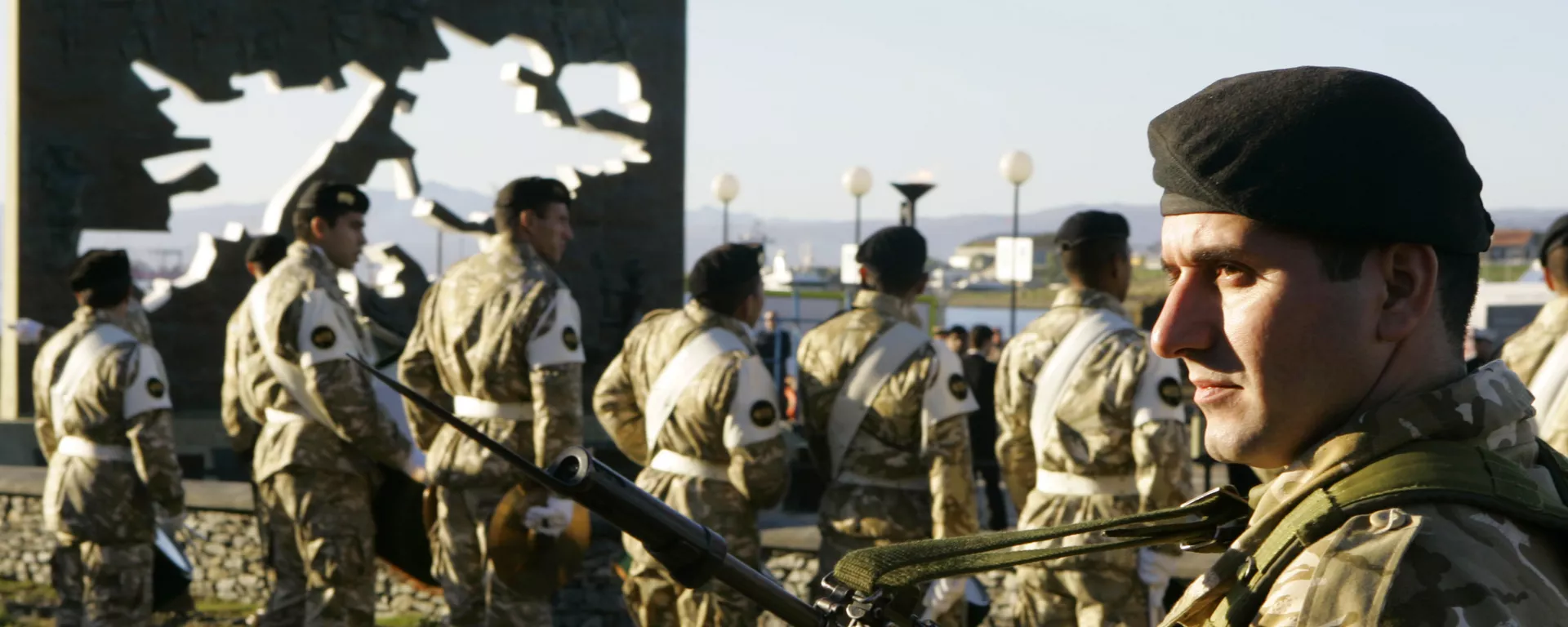 Soldados argentinos en el Monumento a los Soldados Caídos durante la Guerra de las Malvinas, Argentina, 2 de abril de 2007 - Sputnik Mundo, 1920, 15.06.2023