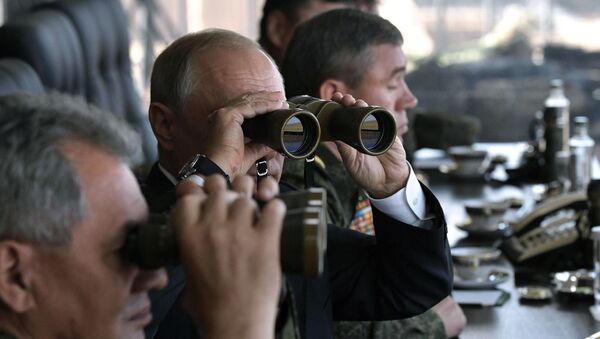 El presidente de Rusia, Vladímir Putin, junto al ministro de Defensa ruso, Serguéi Shoigú, en unas maniobras militares (archivo) - Sputnik Mundo