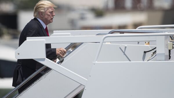 Donald Trump sube a bordo del avión presidencial - Sputnik Mundo