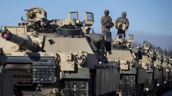 Members of US Army's 4th Infantry Division 3rd Brigade Combat Team 68th Armor Regiment 1st Battalion prepare to unload some Abrams battle tanks after arriving at the Gaiziunai railway station, some 110 kms (69 miles) west of the capital Vilnius, Lithuania, Friday, Feb. 10, 2017. - Sputnik Mundo