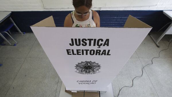 Una mujer vota en las elecciones presidenciales en Brasil - Sputnik Mundo