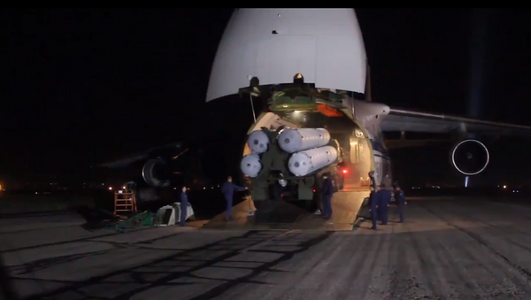 Publican nuevas imágenes de la llegada de los S-300 rusos a Siria (video) - Sputnik Mundo