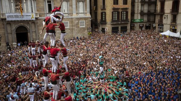 Participants make human towers or Castellers during the Saint Merce celebrations in San Jaime square in Barcelona, Spain, Monday, Sept. 24, 2018 - Sputnik Mundo