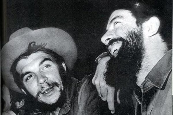 El Che Guevara y Camilo Cienfuegos - Sputnik Mundo
