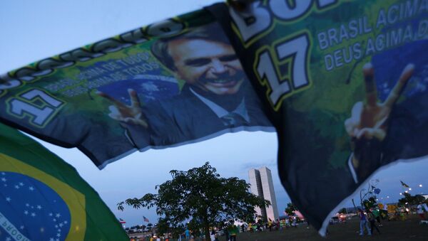 Carteles con imagen del candidato presidencial brasileño, Jair Bolsonaro - Sputnik Mundo
