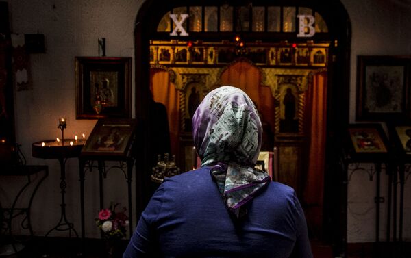 Mujer creyentes de la Iglesia Ortodoxa Rusa en la Ciudad de México durante el oficio religioso en la colonia Cuauhtémoc - Sputnik Mundo