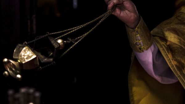 Incienso expandido por el Archimandrita Nektariy Hajji-Petropoulos de la Iglesia Ortodoxa Rusa en la Ciudad de México durante uno de los oficios religiosos - Sputnik Mundo