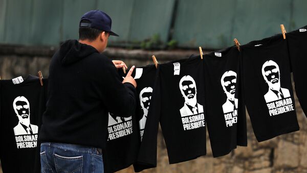 Un hombre vende camisetas de Jair Bolsonaro en Brasil - Sputnik Mundo