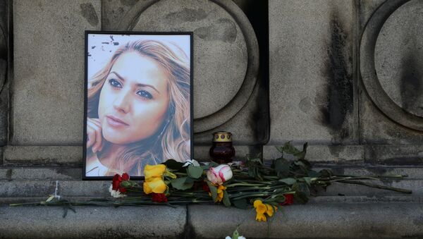 Flores y velas se colocan en memoria de la periodista búlgara, Viktoria Marinova - Sputnik Mundo