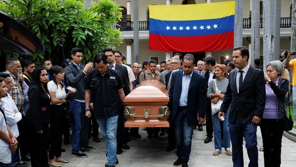 El funeral del opositor venezolano Fernando Albán durante la ceremonia en la Asamblea Nacional en Caracas - Sputnik Mundo