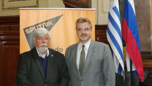 Eduardo Bonomi, ministro del Interior de Uruguay, junto al embajador de Rusia en ese país, Nikolay Sofinskiy - Sputnik Mundo