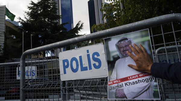 Retrato del periodista opositor saudí Jamal Khashoggi cerca del consulado saudí en Estambul - Sputnik Mundo