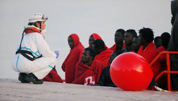Migrantes desembarcan del barco de rescate en un puerto español - Sputnik Mundo