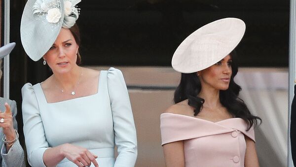 Kate Middleton, duquesa de Cambridge​​, (izda.) y Meghan Markle, duquesa de Sussex (drcha.) - Sputnik Mundo