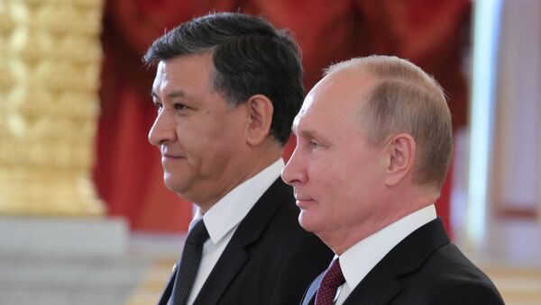 Nuevo embajador de Bolivia en Rusia, Hugo Villarroel Senzano, y presidente de Rusia, Vladímir Putin - Sputnik Mundo