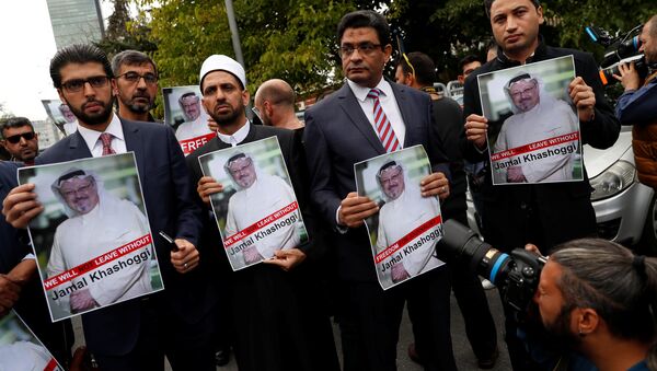 Activistas de derechos humanos con la foto del periodista desaparecido, Jamal Khashoggi - Sputnik Mundo
