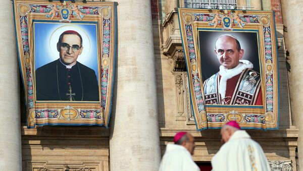 Imágenes de monseñor Óscar Arnulfo Romero y papa Pablo VI, canonizados en Vaticano - Sputnik Mundo