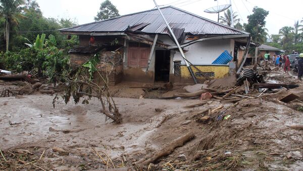 Las consecuencias de inundaciones y deslizamientos de tierra en Indonesia - Sputnik Mundo