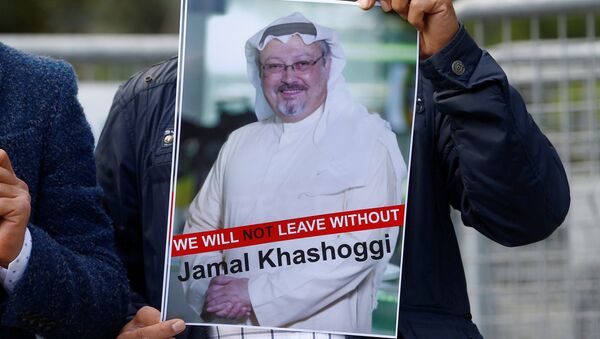 Activista con la foto del periodista desaparecido, Jamal Khashoggi - Sputnik Mundo