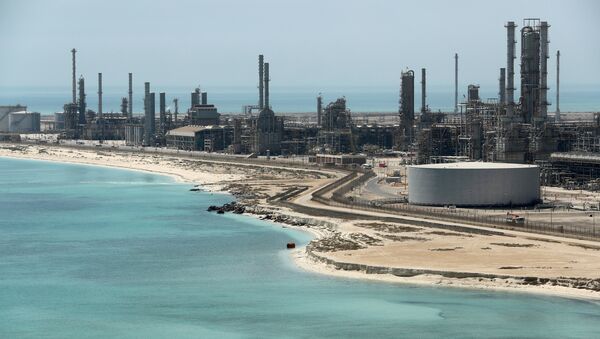 Vista general de la refinería de petróleo Ras Tanura y la terminal petrolera de Aramco en Arabia Saudí - Sputnik Mundo