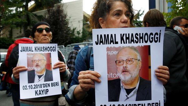 Activistas por los derechos humanos con la imagen del periodista saudí desaparecido Jamal Khashoggi - Sputnik Mundo