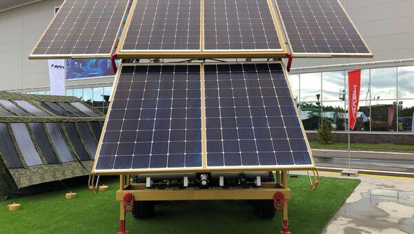 La planta solar móvil de Hevel con paneles desplegados - Sputnik Mundo