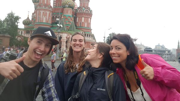 Parte del grupo de viajeros en la Plaza Roja - Sputnik Mundo