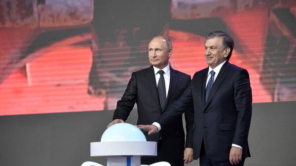 El presidente de Rusia, Vladímir Putin y el presidente de Uzbekistán, Shavkat Mirziyoyev - Sputnik Mundo