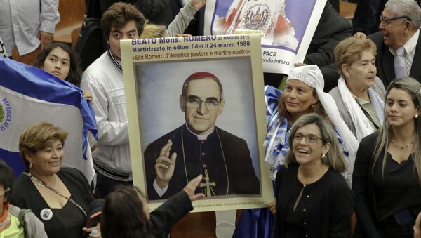 Pelegrinos salvadoreños durante la canonización de Óscar Romero en el Vaticano, el 14 de octubre de 2018 - Sputnik Mundo