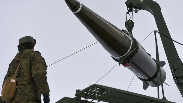 Militares se preparan para lanzar un misil del sistema Iskander-M - Sputnik Mundo