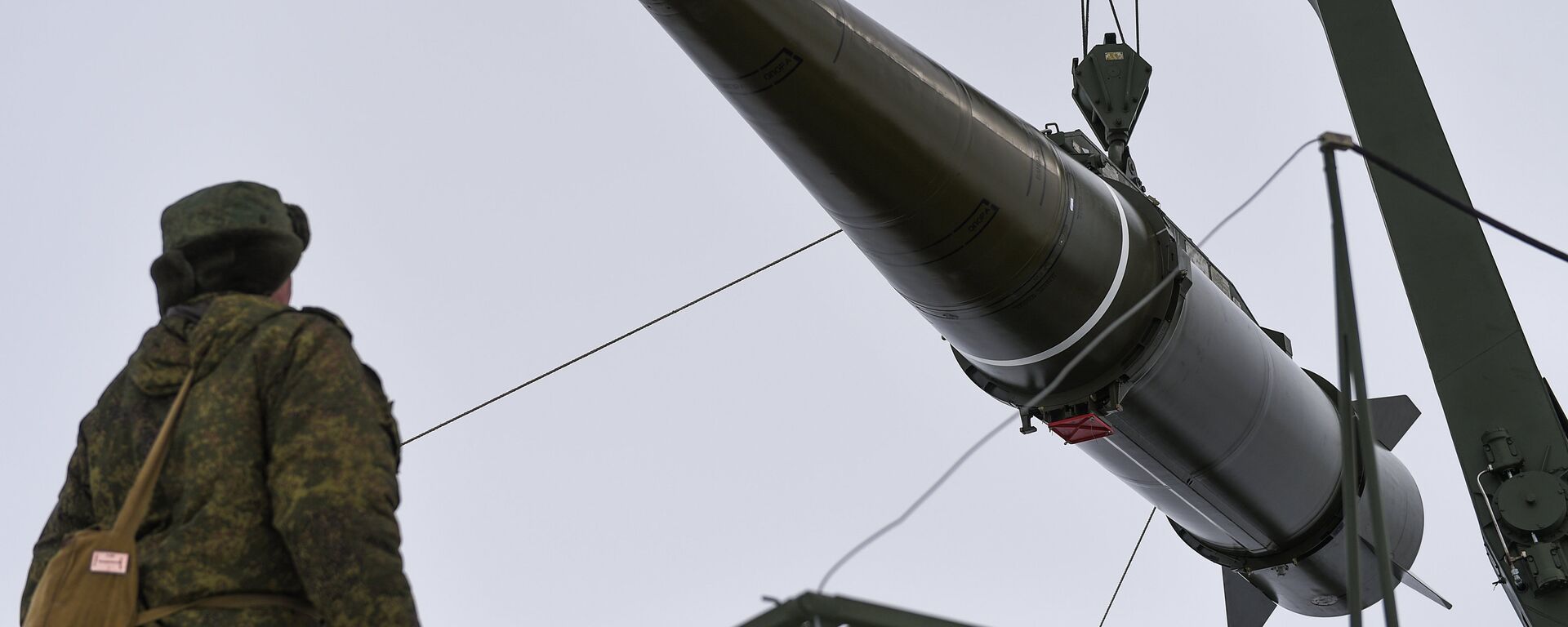 Militares se preparan para lanzar un misil del sistema Iskander-M - Sputnik Mundo, 1920, 14.03.2019