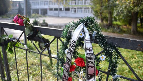 Homenaje a las víctimas de la masacre en Kerch cerca de la entrada principal del politécnico de Kerch tras la explosión - Sputnik Mundo