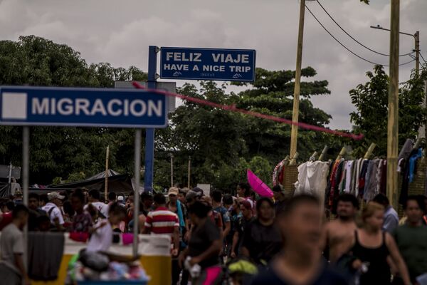 Miles de personas migrantes en el puente internacional entre Guatemala y México intentan cruzar para pedir el asilo mexicano Miles de personas migrantes en el puente internacional entre Guatemala y México intentan cruzar para pedir el asilo mexicano - Sputnik Mundo