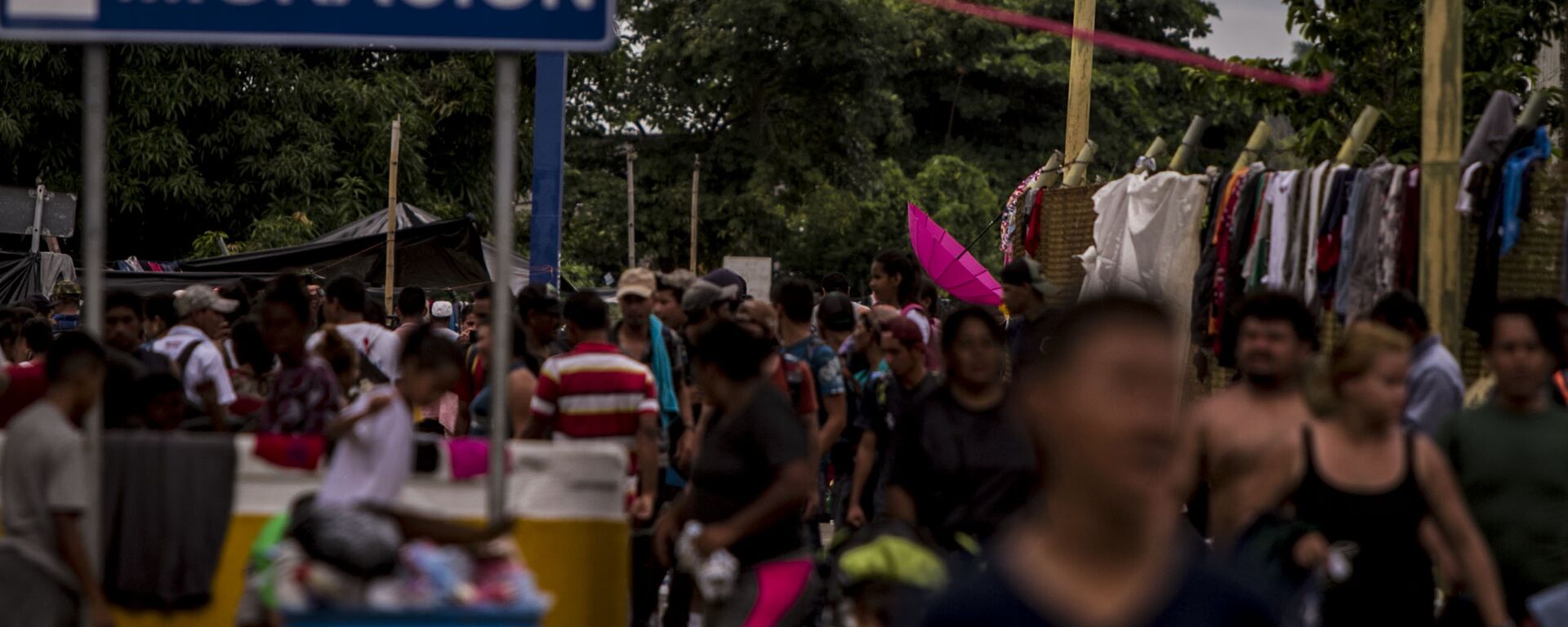 Miles de personas migrantes en el puente internacional entre Guatemala y México intentan cruzar para pedir el asilo mexicano - Sputnik Mundo, 1920, 08.06.2021
