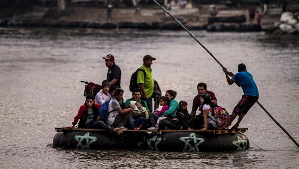Un grupo de personas centroamericanas cruza el Río Suchiate para seguir con el camino de la Caravana de Hondureños - Sputnik Mundo