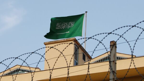 La bandera de Arabia Saudí en el Consulado en Turquía - Sputnik Mundo