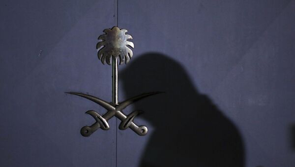 Una silueta en la entrada del consulado de Arabia Saudita en Estambul, Turquía - Sputnik Mundo